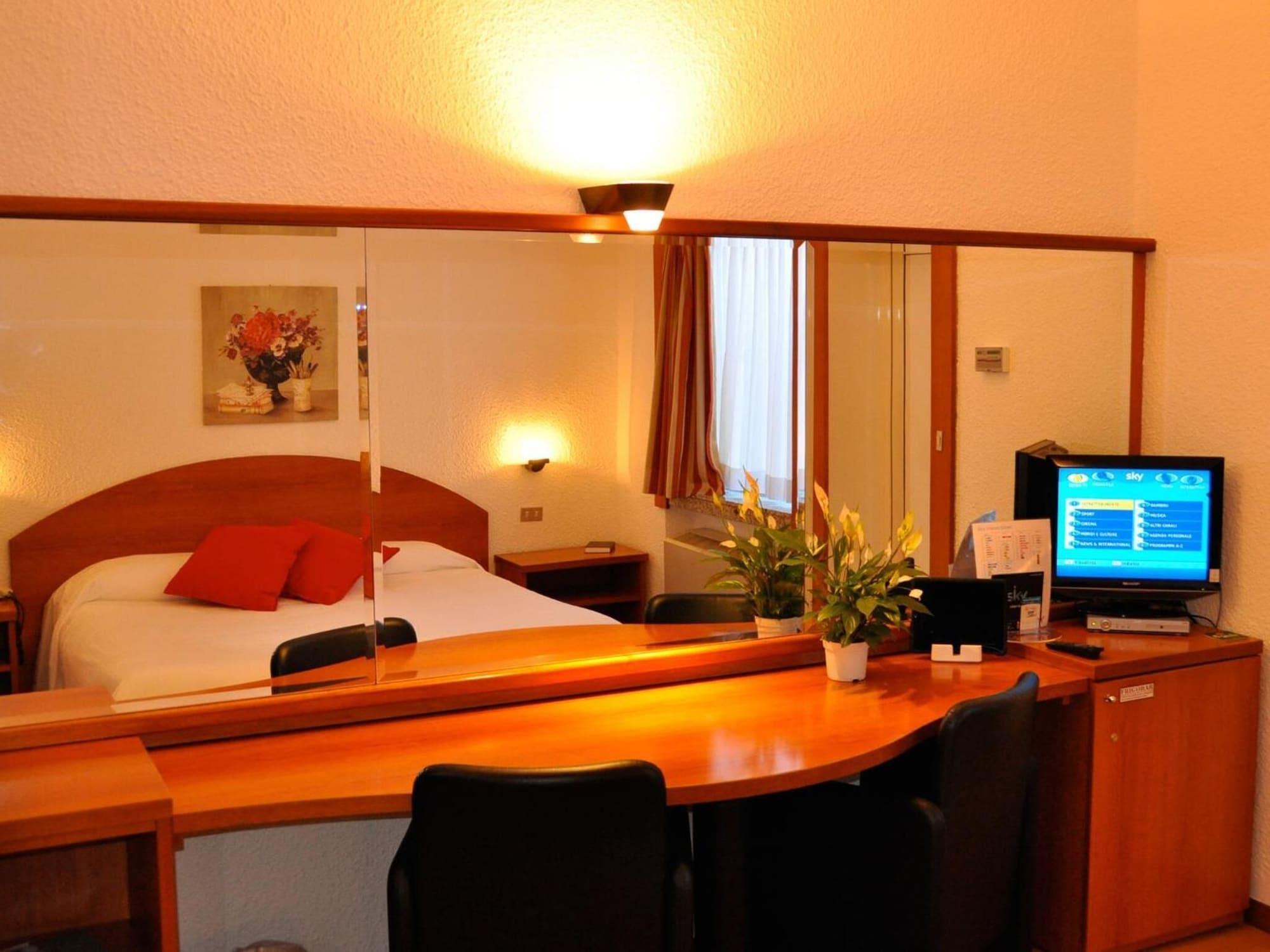 Golf Hotel Lainate Exterior photo